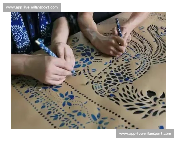 当跑鞋邂逅千年傩面:贵马赛道上演非遗时尚秀 当跑鞋邂逅千年傩面:贵马赛道上演非遗时尚秀